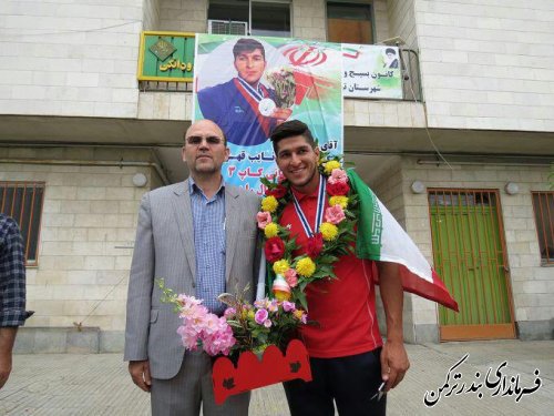 مراسم استقبال از عادل مجللی نایب قهرمان رقابتهای قایقرانی جهاني برگزار شد