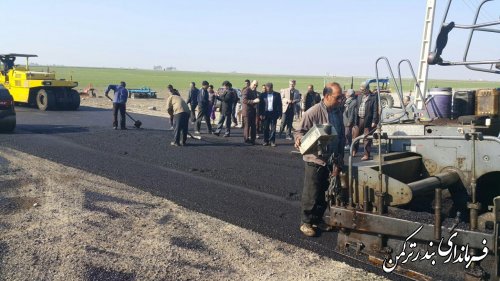 بازدید فرماندار از عملیات اجرایی آسفالت ریزی مسیر دسترسی روستای محمد آباد شمالی