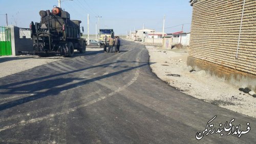 بازدید فرماندار از عملیات اجرایی آسفالت ریزی مسیر دسترسی روستای محمد آباد شمالی