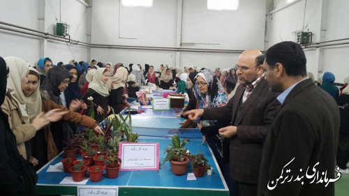 بازدید فرماندار از بازارچه فروش تولیدات دانش آموزی