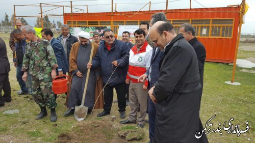 کاشت نهال توسط فرماندار درمحوطه ی اسبدوانی بندرترکمن 