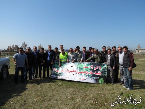 کاشت نهال توسط فرماندار درمحوطه ی اسبدوانی بندرترکمن 