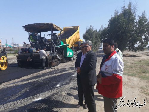 بازدید فرماندار از روند آسفالت ریزی محوطه زمین والیبال ساحلی شهرستان