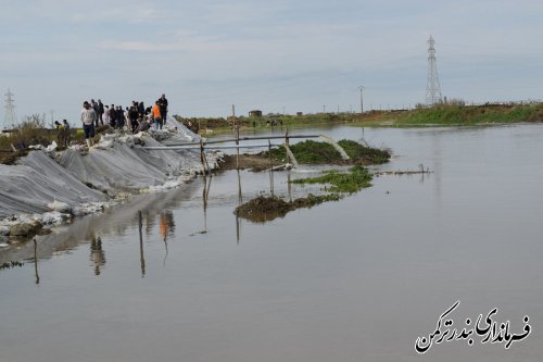 بازدید فرماندار ترکمن و مدیرکل امنیتی و انتظامی استانداری از روستای نیازآباد