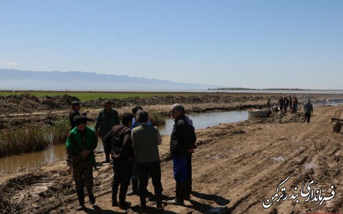 بازدید فرماندار ترکمن کانال اورکت حاجی و دلتا (مصب ) ورودی آب کانال به دریای خزر 