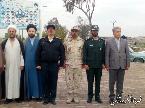 صبحگاه مشترک نیروهای مسلح و غبارروبی مزار شهدای بهشت فاطمه شهرستان ترکمن برگزار شد