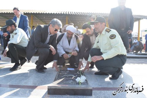 غباروبی و عطرافشانی گلزارشهدای بهشت فاطمه بندرترکمن