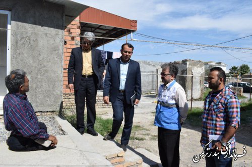 بازدید فرماندار ترکمن از منزل مددجوی بهزیستی و اهدای سبدکالا 