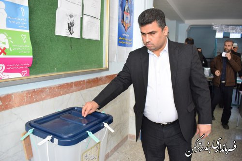 فرماندار شهرستان بندرترکمن رای خود را به صندوق انداخت
