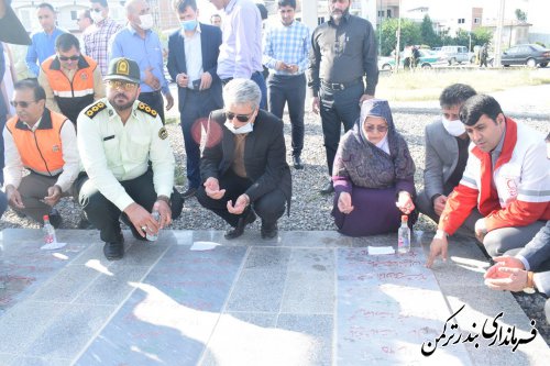 غبارروبی و عطرافشانی مزار شهدای گمنام شهرستان بندرترکمن