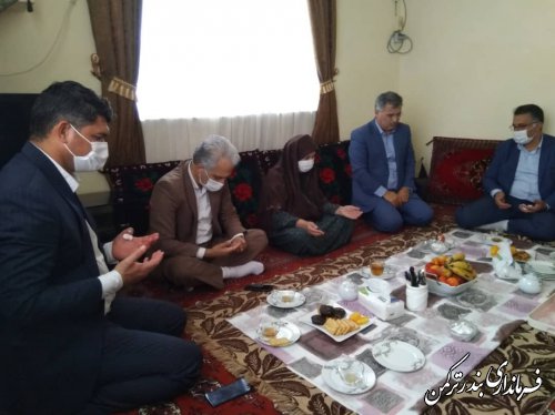 حضور سرپرست فرمانداری شهرستان ترکمن بر سر مزار شهیده منا "مرجان نازقلچی"
