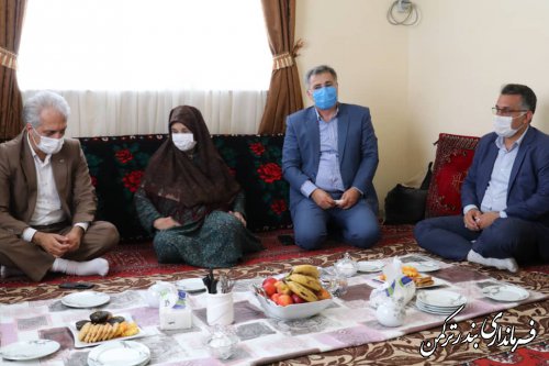 حضور سرپرست فرمانداری شهرستان ترکمن بر سر مزار شهیده منا "مرجان نازقلچی"
