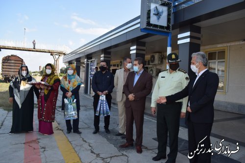 استقبال سرپرست فرمانداری ترکمن از مسافران ورودی به شهرستان در ایستگاه راه آهن بندرترکمن