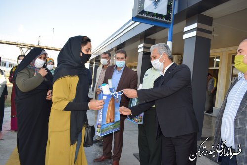 استقبال سرپرست فرمانداری ترکمن از مسافران ورودی به شهرستان در ایستگاه راه آهن بندرترکمن