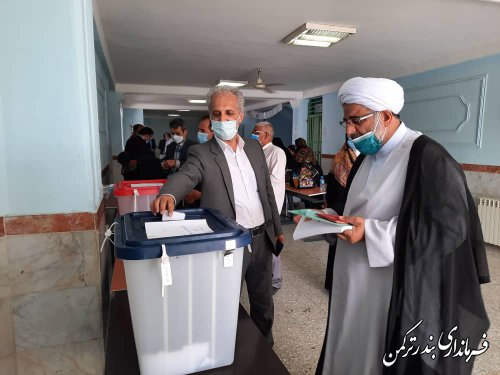 فرماندار ترکمن رای خود را به صندوق انداخت