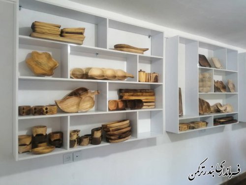 بازدید فرماندار از محل کارگاه صنایع دستی چوبی در شهرستان ترکمن