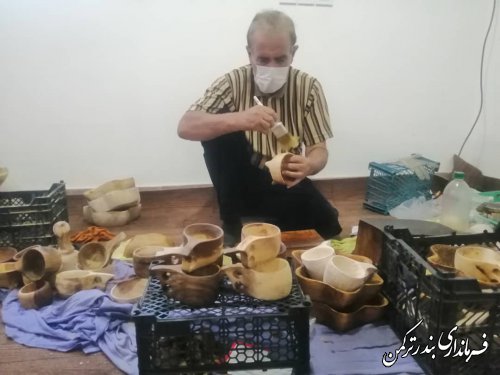 بازدید فرماندار از محل کارگاه صنایع دستی چوبی در شهرستان ترکمن