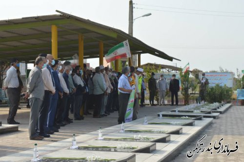 غبارروبی مزار شهدای بهشت فاطمه شهرستان ترکمن