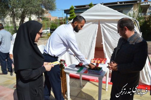 مراسم پویش مهر دفتر برای دانش آموزان نیازمند با حضور فرماندار شهرستان برگزار شد