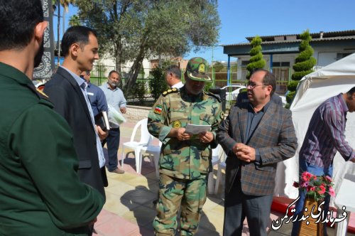 مراسم پویش مهر دفتر برای دانش آموزان نیازمند با حضور فرماندار شهرستان برگزار شد