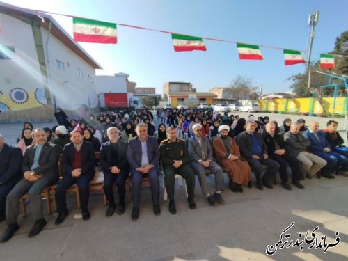 دانش‌آموزان برای ادامه مسیر انقلاب به علم آموزی بپردازند