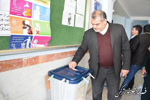 فرماندار شهرستان بندرترکمن رای خود را به صندوق انداخت