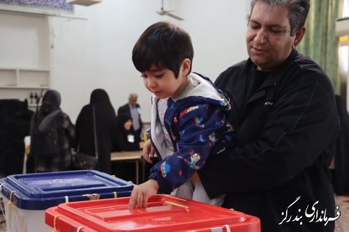 گزارش تصویری ||حضور پر شور اقشار مختلف مردم شهر بندرگز پای صندوق های رای