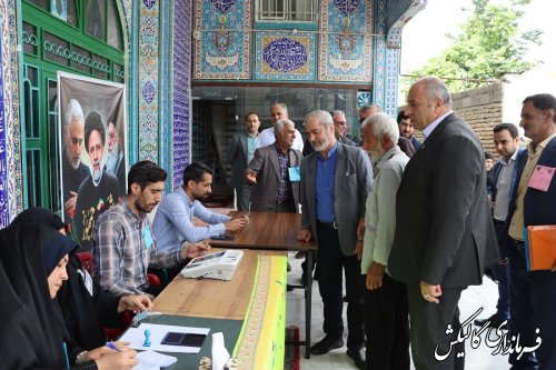 فرماندار گالیکش در ساعات اولیه رای گیری با حضور در مسجد جامع گالیکش رای خود را به صندوق انداخت