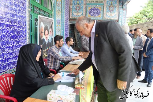 فرماندار گالیکش در ساعات اولیه رای گیری با حضور در مسجد جامع گالیکش رای خود را به صندوق انداخت