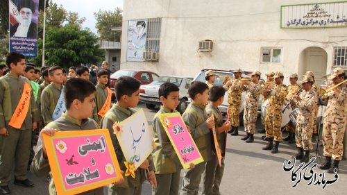 راهپیمایی دانش آموزان به مناسبت روز جهانی کودک در حمایت از کودکان غزه