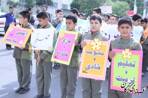 راهپیمایی دانش آموزان به مناسبت روز جهانی کودک در حمایت از کودکان غزه