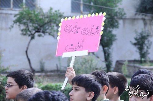 راهپیمایی دانش آموزان به مناسبت روز جهانی کودک در حمایت از کودکان غزه