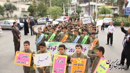 راهپیمایی دانش آموزان به مناسبت روز جهانی کودک در حمایت از کودکان غزه