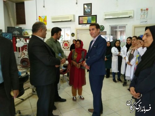 بازدید نماینده کمیساریای عالی سازمان ملل متحد در امور پناهندگان از روند برگزاری مهارت آموزی به پناهندگان افغان در رشته سازنده نزیینات و زیورالات کریستالی