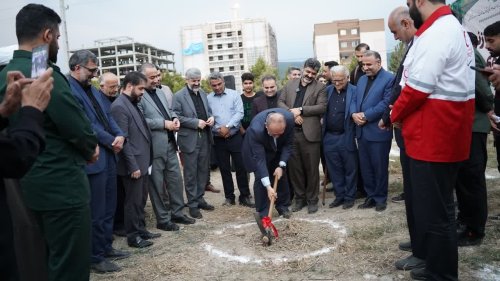 آیین کلنگ‌زنی زمین چمن مصنوعی کوی مهرآوران برگزار شد