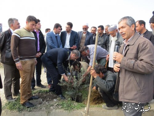 گزارش تصویری از حضور فرماندار در روستای یامپی در هفته درختکاری