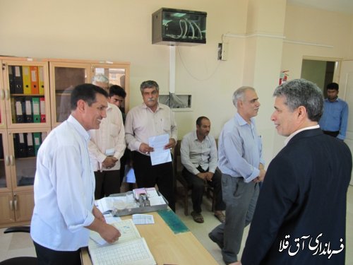بازدید سرزده فرماندار شهرستان آق قلا از اداره ثبت احوال 