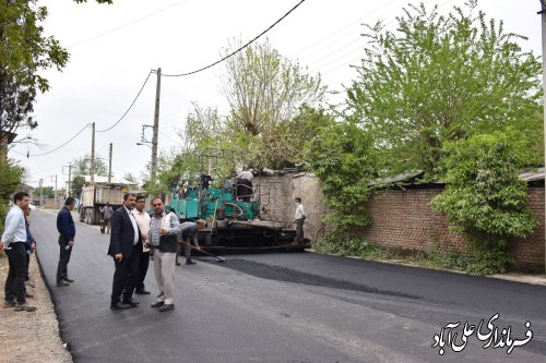 بازدید فرماندار علی آبادکتول از روند اجرای پروژه آسفالت روستای مواصلاتی عباس آباد کتول