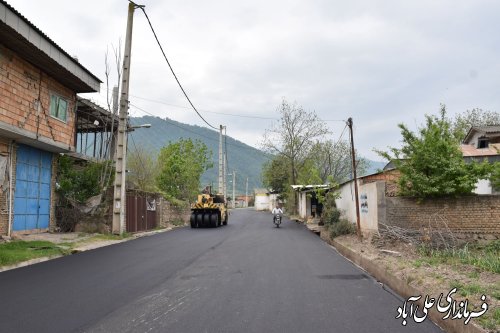 بازدید فرماندار علی آبادکتول از روند اجرای پروژه آسفالت روستای مواصلاتی عباس آباد کتول