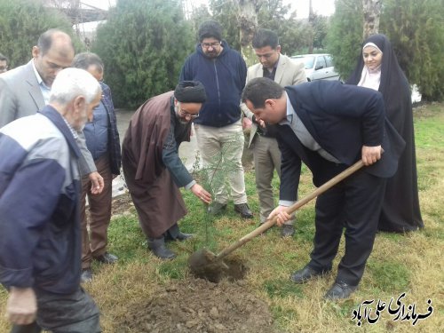 غرس نهاد یادبود شهدای بزرگوار عرصه کارگری در کارخانه خاوردشت