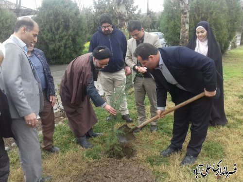 غرس نهاد یادبود شهدای بزرگوار عرصه کارگری در کارخانه خاوردشت