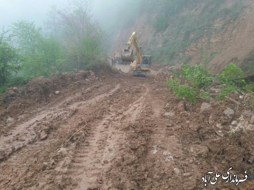 انسداد محور روستای خاک پیرزن و احداث راه موقت