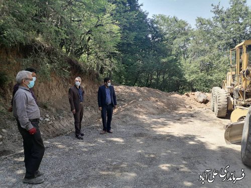 بازدید فرماندار علی آبادکتول از پروژه بهسازی راه روستای کوهستانی وسیع سر