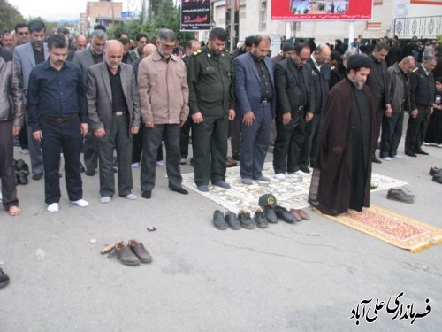  نماز ظهر عاشورا با حضور خیل عظیم عزاداران حسینی در علی آباد کتول اقامه شد