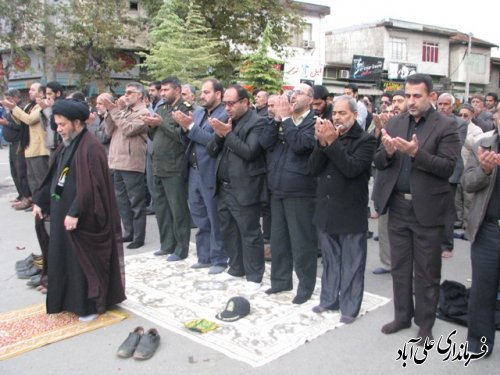  نماز ظهر عاشورا با حضور خیل عظیم عزاداران حسینی در علی آباد کتول اقامه شد