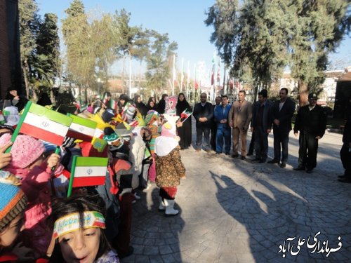 در اولین روز از دهه مبارک فجر گلزارشهدای گمنام عطرافشانی شد