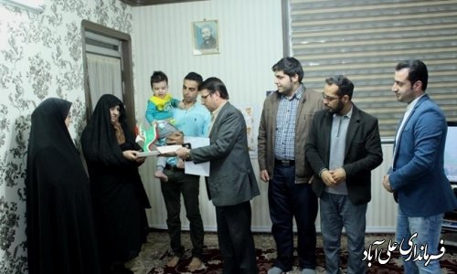 اهدای تندیس به خانواده 2 شهید علی آبادی