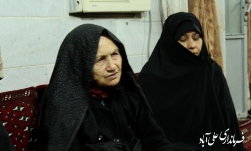 اهدای تندیس به خانواده 2 شهید علی آبادی
