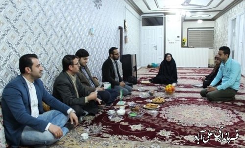 اهدای تندیس به خانواده 2 شهید علی آبادی