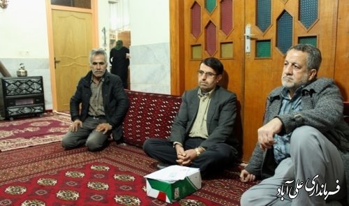 اهدای تندیس به خانواده 2 شهید علی آبادی